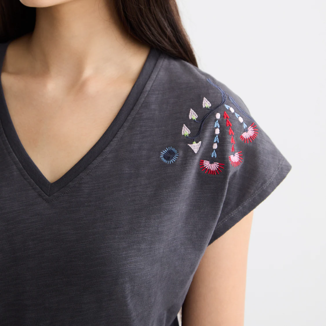 Embroidered V-neck T-shirt - Image 3