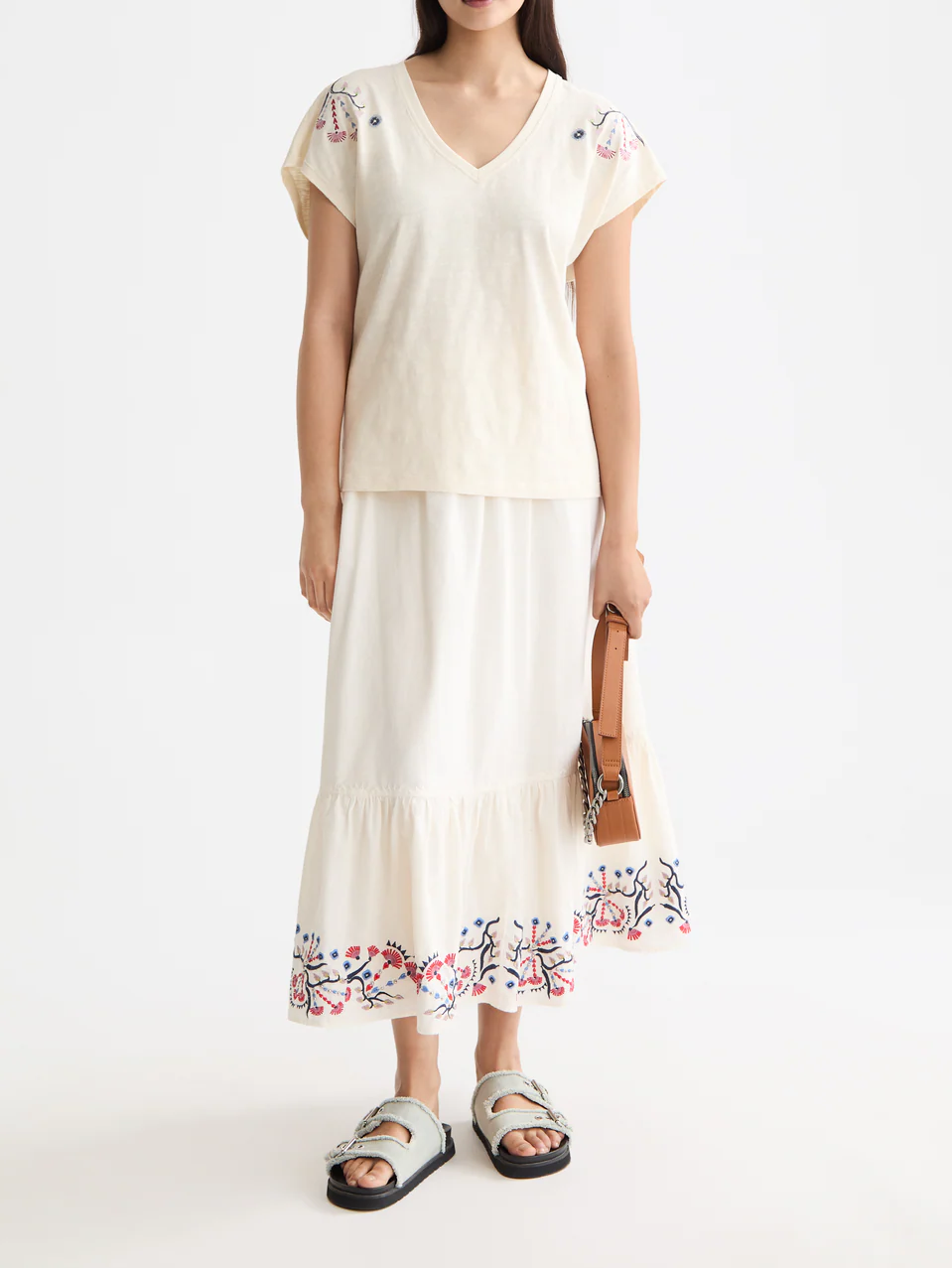 Embroidered V-neck T-shirt - Image 9