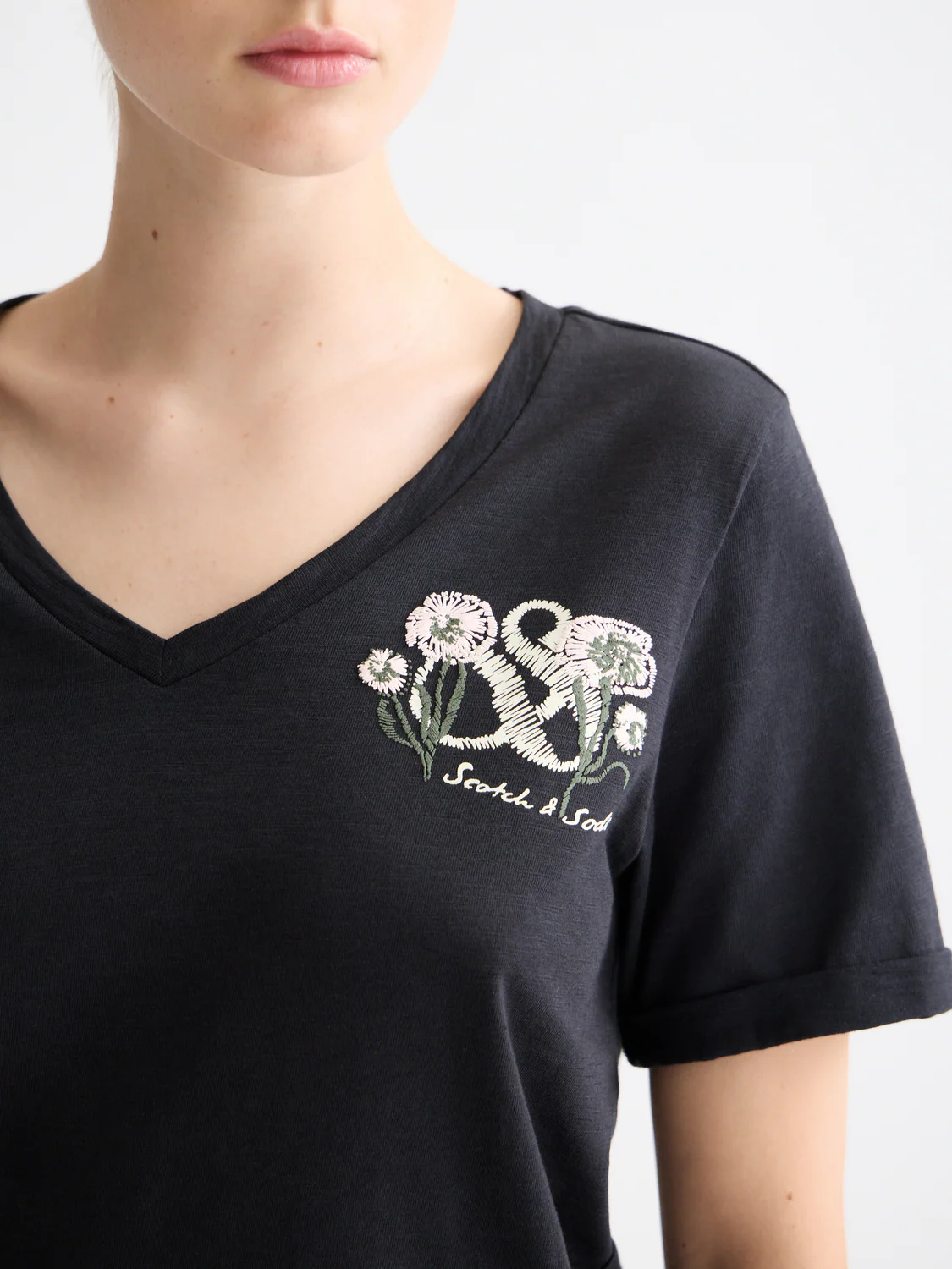 V-neck embroidered artwork T-shirt - Image 10