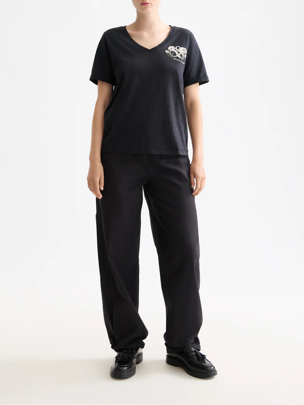 V-neck embroidered artwork T-shirt - Image 9