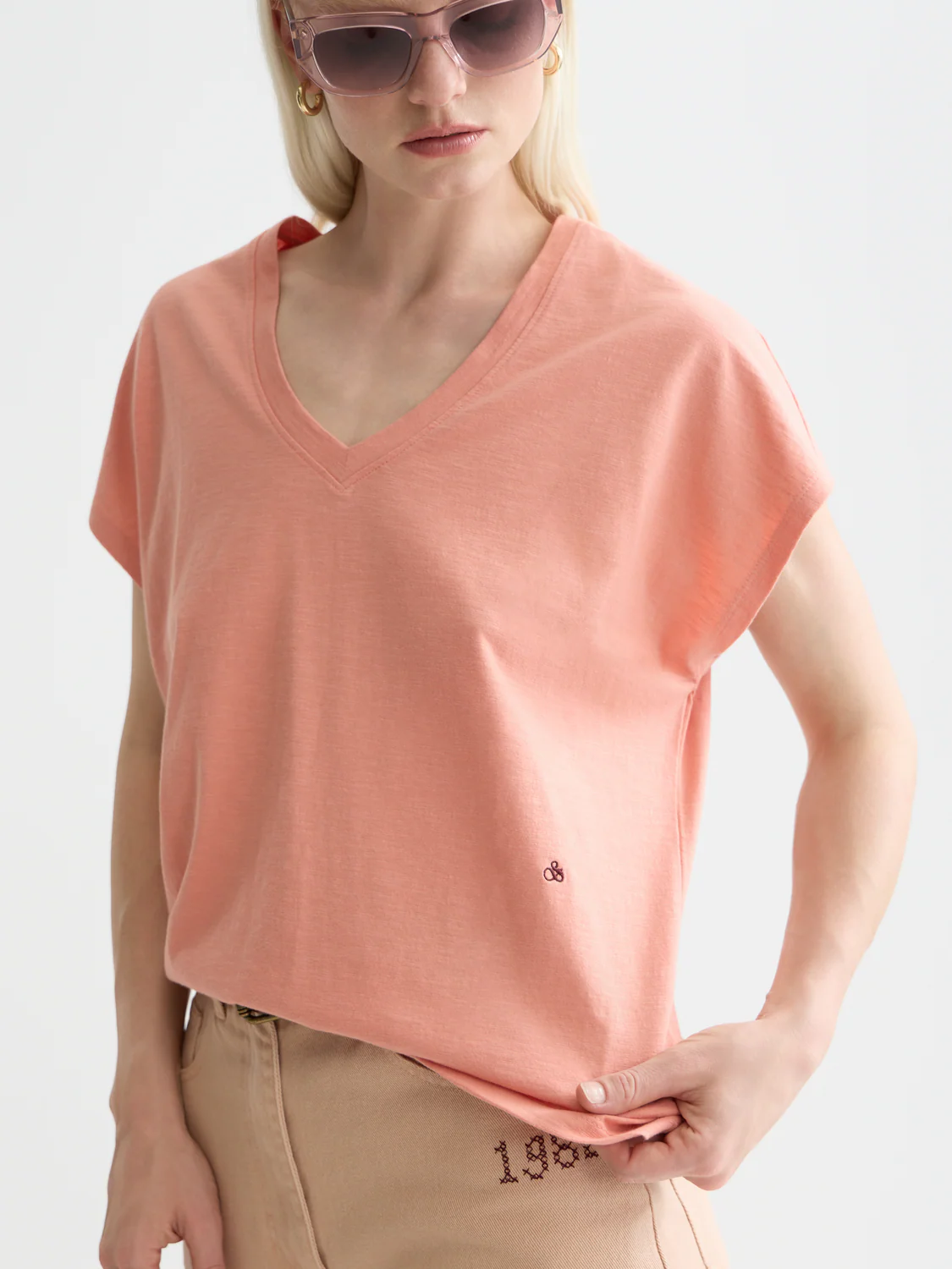 V-neck logo embroidery t-shirt - Image 10