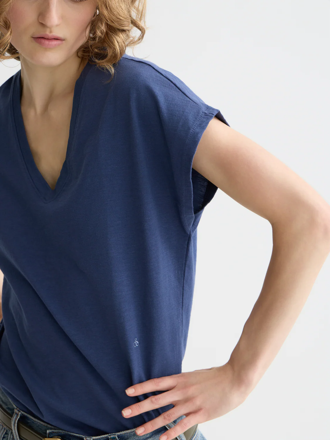 V-neck logo embroidery t-shirt - Image 3