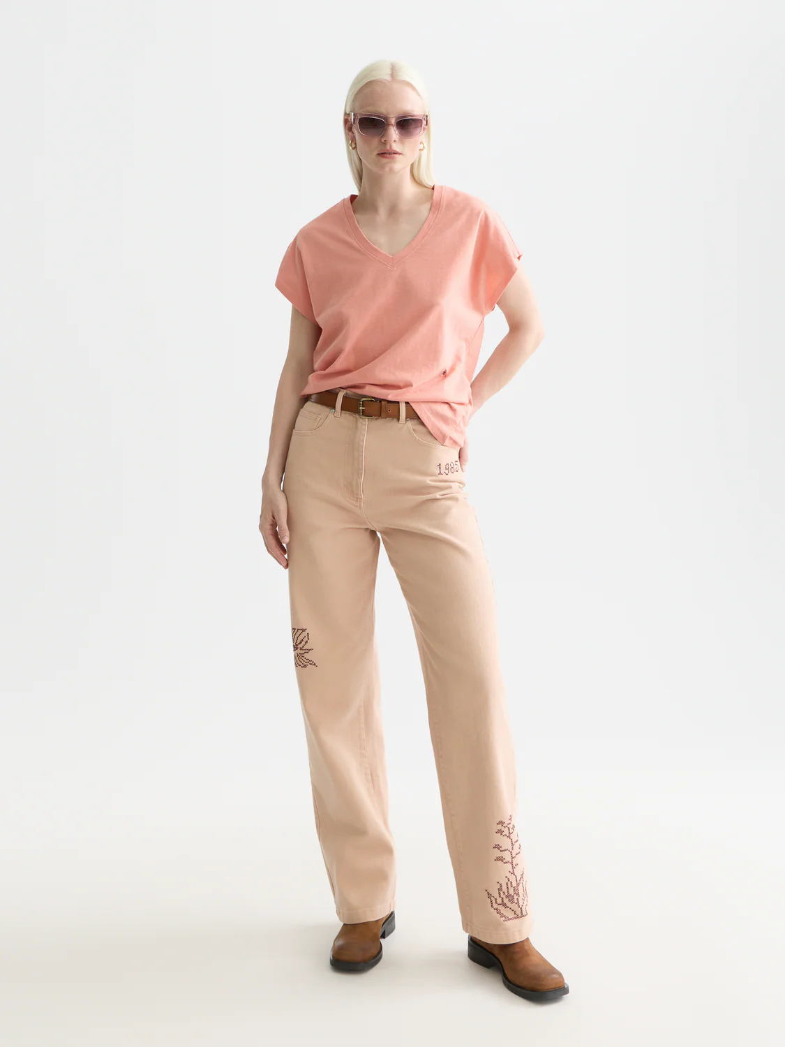 V-neck logo embroidery t-shirt - Image 9